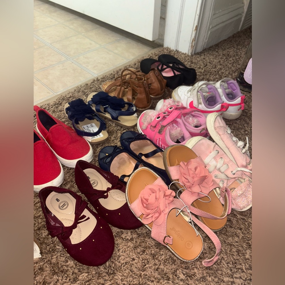 Tons of toddler dresses/shorts/shirts/shoes! Most size 4 with some 5 - Picture 3 of 4